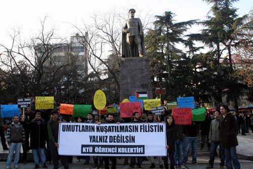 TRABZON... Karadeniz Teknik Üniversitesi (KTÜ) öğrenci kolektifi üyeleri, İsrail'in Gazze'yi işgalinin 1. Yıldönümü dolayısıyla protesto gösterisi yaptı. (Gökmen Şahin/Trabzon-İHA)