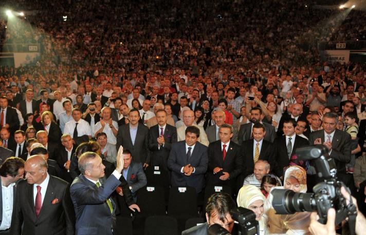 Başbakan Recep Tayyip Erdoğan, Türkçenin, kardeşliğin, barışın, paylaşmanın, dayanışmanın dili olduğunu belirterek, ''Türkçe, öfkenin, nefretin, kin ve düşmanlığın değil, hoşgörünün, sevginin, muhabbetin dilidir. Türkçe, bir sevgi medeniyetinin dünyaya açılan penceresidir'' dedi.