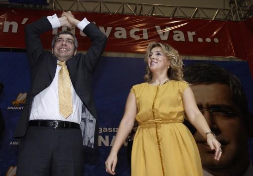 ANAVATAN PARTİSİ TÜZÜK KONGRESİNDE PARTİNİN ESKİ AMBLEMİNİN KULLANILMASI KABUL EDİLDİ. Anavatan Partisi Genel Başkanı Salih Uzun, partinin aslına dönme süreci yaşadığını söyledi ve "ANAVATAN'ı özüne döndürüyoruz. Bu öze dönüş, bir arınma sürecidir'' dedi.