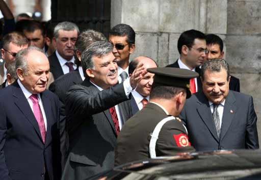 Ramazanın bitmesine bir gün kala kılınan son cuma namazında, camilere sığmayan vatandaşlar, caddelere serdikleri seccadelerde ibadetlerini gerçekleştirdi. Yurttan cuma manzaraları: