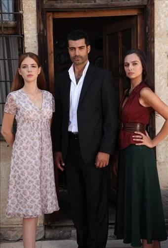 Yer Gök Aşk -- Işıl Yücesoy, Murat Ünalmış, Birce Akalay, Selen Soyder gibi oyuncuların rol aldığı 'Yer Gök Aşk' adlı dizi Kapadokya Bölgesinde yer alan Nevşehir, Göreme, Üçhisar ve Ürgüp'ün tarihi ve doğal güzelliklerinde çekiliyor.