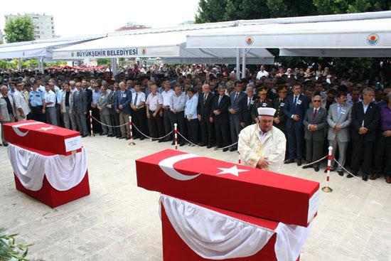 <p>Adana iki şehidini tekbirlerle uğurladı