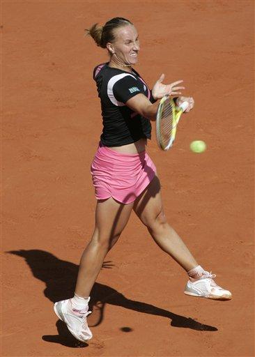 Fransa Açık'ta bayanlar yarı final maücadelesinde Rus tenisçi Svetlana Kuznetsova, Avustralyalı Samantha Stosur'u 2-1 yenerek finale yükseldi. Kuznetsova finalde vatandaşı Dinara Safina ile karşılaşacak.