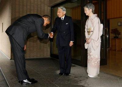 Forbesun geçen hafta Dünyanın en güçlü adamı olarak ilan ettiği ABD Başkanı Barack Obamanın Japonya ziyareti sırasında Japon İmparatoru Akihito karşısında eğilmesi kriz yarattı.