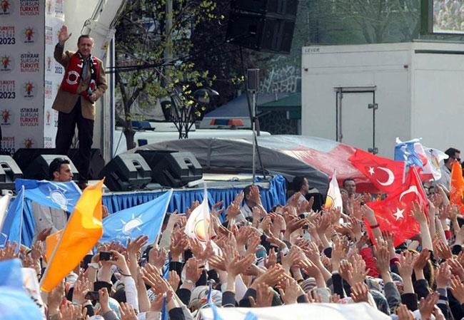 YGS sınavıyla ilgili iddialara değinen Erdoğan, ''CHP ve MHP'ye buradan sesleniyorum; gençlerin üzerinden elinizi çekin. Gençlerin zihnini bulandırmaktan, buradan rant etme fırsatçılığından vazgeçin" dedi.