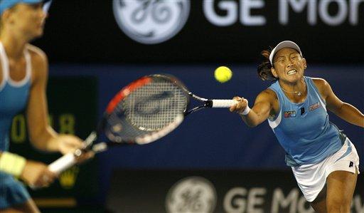 Avustralya Açık'ta ilk şampiyonlar belli oldu. Serena Williams ve Venus Williams kardeşler, Wimbledon ve Olimpiyatlar'da olduğu gibi şampiyonluğu kimseye kaptırmadı