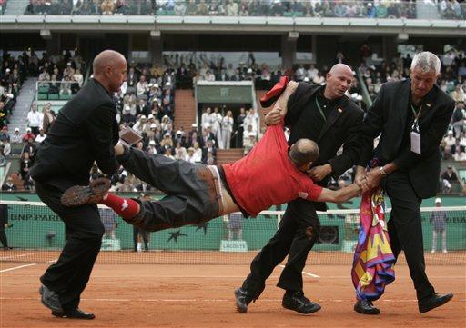 Tenis tarihinin en başarılı oyuncularından Roger Federer, kortta tarih yazarken sahaya dalarak taşkınlık yapan bir seyirci de kendi çapında tarih yazdı.