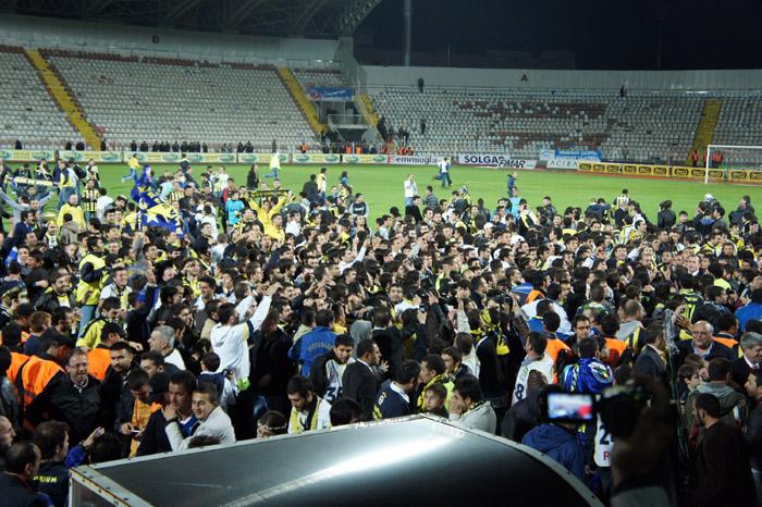 Alex, Fenerbahçe'nin ligin ikinci yarısındaki gösterdiği performans için de, ''İkinci yarı namağlup takım var. Bursa maçında tartışılan penaltı pozisyonu vardı. O verilse 18'de 18 yapan bir takımdan bahsedecektik. 17 yıllık futbol hayatımda bu kadar yıpranılan bir sezon hatırlamıyorum. 9 puan geriden geldik. İkinci yarıda nağmağlup bir takım ve şampiyonluğu sonuna kadar hak eden bir takım'' yorumunda bulundu.