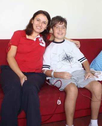 Bursalı Ziya Anıl Karakaşlı (14), Dokuz Eylül Üniversitesi (DEÜ) Tıp Fakültesi Hastanesi'nde yapılan bir ameliyatla hem karaciğer hem böbreğe kavuşarak çifte sevinç yaşadı.