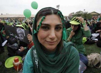İranlılar 10. cumhurbaşkanlığı için sandık başına gitmeye hazırlanıyor. Yaşanan çekişmeler İran siyasetini, toplumunu tanımayanlarca rejimin çöktüğüne bile yorulabilir ancak İran'ı tanıyanlar bunun yanılgı olacağını belirtiyor