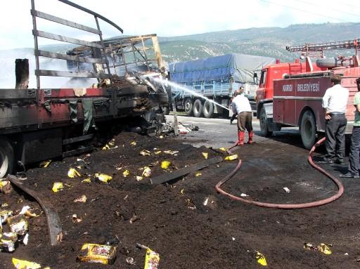 Çorum'un Osmancık ilçesinde 3 tırın karıştığı kazada 2 TIR'da yangın çıktı. Kazada 1 kişi yanarak hayatını kaybetti, 2 kişi yaralandı.