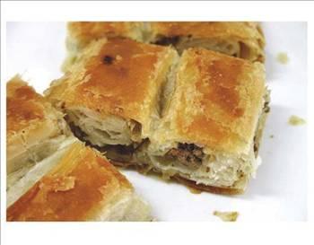 OKLAVA
Günün her saati taze ürünler
Börek, baklava, pasta ve tatlı gibi ürün çeşitleri bulunan Oklava'nın tüm ürünleri İstanbul Yenibosna'daki imalathanede üretiliyor. Oradan da şubelere dağıtılıyor. Ürünlerin bir kısmı pişirilmeden, bir kısmı da hazır halde sevk ediliyor. Şirket, günün her saati en taze ürünlerin bulunabilmesini sağlayacak bir satış sistemi oluşturmuş.
Oklava, bu yıl sonuna kadar 10 yeni şube daha açmayı hedefliyor. Franchise sistemiyle açılacak bu şubeler için öncelik İstanbul'da olacak. Daha sonra çevre illerden gelecek talepler değerlendirilecek. Şirket, franchise giriş ücreti olarak 20 bin dolar talep ediyor. Diğer masraflarla birlikte 50 metrekarelik bir şubenin yatırım tutarı 80 bin ile 100 bin TL arasında değişiyor. Aylık ciro üzerinden herhangi bir katılım payı alınmıyor.
Telefon: 0212 503 10 60
Web: www.oklava.net