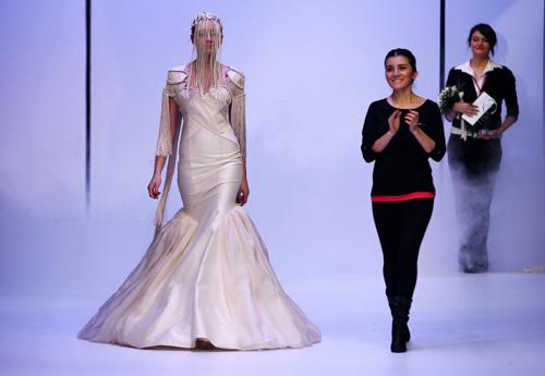 Bu yıl yerlı ve yabancı 188 fırmanın katıldıgı If Weddıng Fashıon İzmır 6. gelınlık, damatlık ve abıye gıyım fuarı'nın gala defılesı unlu tasarımcı Özlem Suer tarafından gerceklestırıldı.