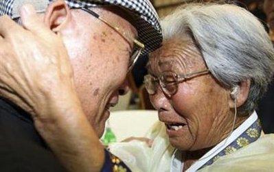 Güney ve Kuzey Kore'de yaklaşık 60 yıldır birbirlerini görmeden yaşayan aileler sınırda buluşmanın heyecanını yaşadı. Kimisi 90 yaşını geçmiş 97 kişilik Güney Koreli grubun sınırdaki buluşması duygusal görüntülere sahne oldu.