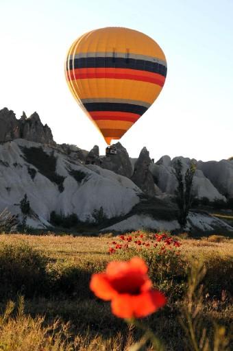 Nevşehir'de dün İngiliz turistleri taşıyan balonun düşmesi sonucu 1 kişinin öldüğü ve 10 kişinin yaralandığı kazanın ardından bölgede balon uçuşları devam etti.
