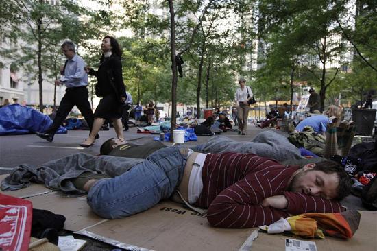 Finans sektörünün gücünü protesto eden onlarca ABD'li, dünya finansının kalbi Wall Street'te gösteriler düzenlemeye başladı. Manhattan'da kamp kurarak burada geceleyen göstericiler adeta birer kimsesiz gibi yaşıyor.