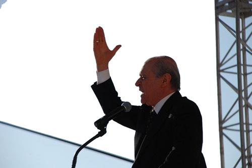 <b>APOYU İDAM EDECEĞİZ</b><br><br>
MHP lideri Devlet Bahçeli ise 1999 seçimlerinde Apoyu idam edeceğiz  vaadinde bulundu. Sandıktan ikinci parti olarak çıkan MHP hükümet ortağı olmasına rağmen bu sözünü yerine getiremedi. Bahçeli aynı seçim döneminde başörtüsü sorununu ürkekler değil, erkekler çözer dedi. Ancak meclise türbanlı olarak giren MHPli Nesrin Ünal bir süre sonra başını açmak zorunda kaldı.
