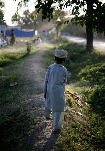 Pakistan ordusunun Taliban militanlarına yönelik saldırıları sürerken bölgeyi terk eden 500 bin kişiyi aşkın sivil zor şartlarda hayatta kalma mücadelesi veriyor.