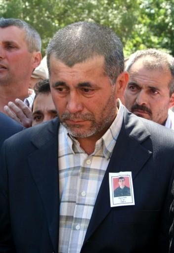 Hakkari'nin Çukurca ilçesi kırsalında geçen hafta PKK'lı teröristlerin döşediği mayının patlaması sonucu yaralanan, şehit er Oğuz Kır'ın cenazesi Kocaeli'nin Kefken köyünde toprağa verildi.
