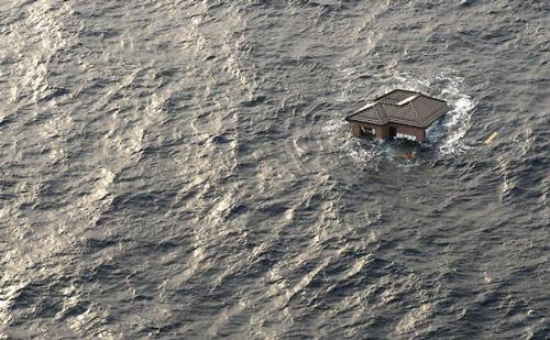 Japonya deprem ve tsunami sonrası yaralarını sararken felaketin boyutları her geçen gün ortaya çıkıyor. Dudak uçuklatan kare ise okyanusa sürüklenmiş bir ev.