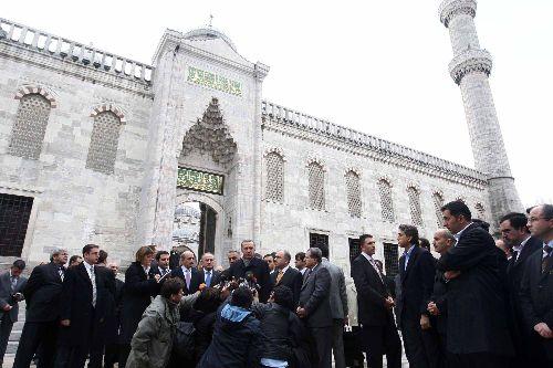 Erdoğan, bayram namazını Sultanahmet Camisi'nde kıldı.