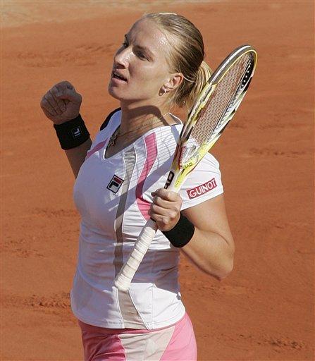 Fransa Açık'ta bayanlar yarı final maücadelesinde Rus tenisçi Svetlana Kuznetsova, Avustralyalı Samantha Stosur'u 2-1 yenerek finale yükseldi. Kuznetsova finalde vatandaşı Dinara Safina ile karşılaşacak.
