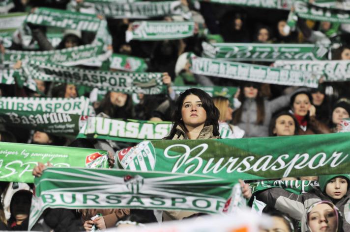 Spor Toto Süper Lig'in 23. haftasında Bursa Atatürk Stadında oynanan karşılaşma, Bursaspora verilen bir maçlık ceza sebebiyle seyircisiz oynanıyor. Karşılaşmaya, kadınlar ile 12 yaşından küçük çocukların girişine izin verildi. Takımlarını yalnız bırakmak istemeyen Bursasporlu kadınlar ise yanlarına çocuklarını da alarak stada akın etti. Kapalı, Maraton, VIP ve kale arkası tribünlerini tıka basa doldurdu.

Stadyuma gelen yaklaşık 10 bin kadın ve çocuk, oyuncuları ısınmak için sahaya çıkmasıyla büyük bir coşku yaşadı. Futbolcuları tek tek tribüne çağıran kadınlar, üçlü çektirdi. Takımlarını büyük bir coşku ile destekleyen bayan taraftarların tezahüratları ilginç görüntüler oluşturdu.