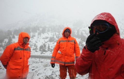 BBP Genel Başkanı Muhsin Yazıcıoğlu ve yanındaki arkadaşları fotoğrafta görmüş olduğunuz arazide aranıyor. Ama bakın bu arama çalışmaları hangi şartlar altında gerçekleşiyor: