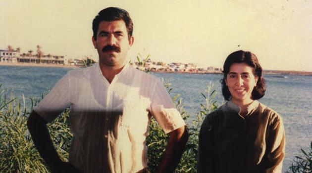 Terörist başı Abdullah Öcalan'ın bilinmeyen fotoğrafları... Öcalan'ın plajda ve kaldığı villanın havuzunda yüzerken, futbol oynarken, kadın teröristlerle doğum günü kutlarken görüntüleri çıktı.