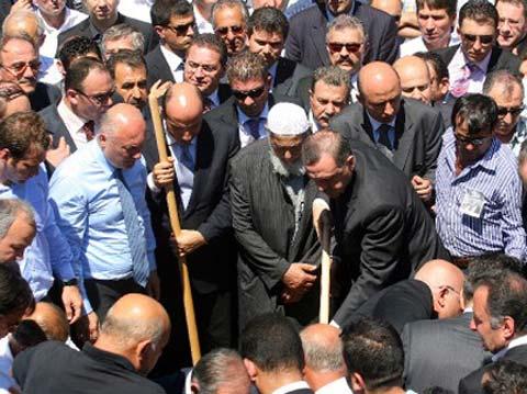 Başbakan Erdoğan, Hasan Doğan'ın cenazesine katıldı. Mezarına toprak attı.