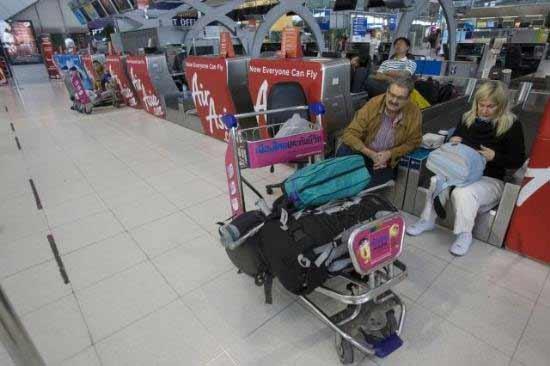 Tayland'ın başkenti Bangkok'ta havaalanını göstericiler işgal etti