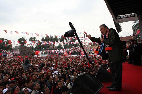 CHP Genel Başkanı Deniz Baykal, partisince Adana Uğur Mumcu Alanı'nda düzenlenecek açık hava toplantısında halka hitap etti.