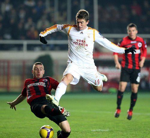 16. hafta Galatasaray 0 : 2 Gençlerbirliği, Galatasaray Sami Yen'e Gençlerbirliği yenilgisiyle veda etti