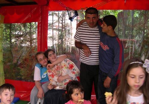 Aileler Seminerdeyken çocuklara da çam ağacı hediye edildi 
Sarıyer Zencefil Özel Eğitim ve Rehabilitasyon Merkezinde engelli birey ailelerine yönelik düzenlenen Aile İçi İletişim konulu seminere aileleriyle birlikte çocuklar da katıldı. Merkezde her özel çocuk için yetiştirilen çam ağaçları seminerde sahiplerine teslim edildi. Bu şekilde özel çocuklar çam ağaçlarının bakımından ve büyümesinden mesul tutuldular.