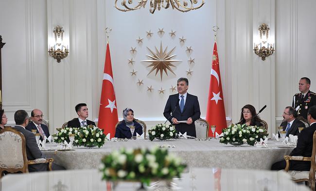 Cumhurbaşkanı Abdullah G&uuml;l, 81 ilden gelen &ouml;ğretmenlerle &ouml;ğle yemeğinde bir araya geldi. G&uuml;l, bug&uuml;nk&uuml; T&uuml;rkiye'nin d&uuml;nk&uuml; &ouml;ğretmenlerin yetiştirdiği nitelikli insanların eseri olduğunu belirtti.