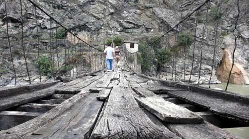 ARTVIN'IN MERKEZ ZEYTINLIK (SIRYA) KOYUNDE 1894 YILINDA CELIK HALAT VE AHSAP MALZEME KULLANILARAK YAPILAN ASMA KOPRU DE ZAMAN ZAMAN ONARIM GORMESI SAYESINDE, ISLEVINI HALA SURDURUYOR