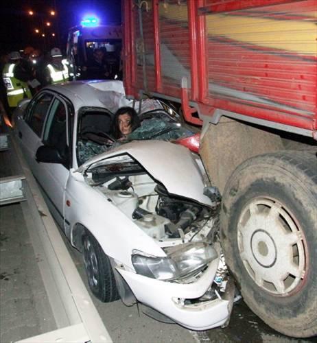 Orduda üniversite öğrencilerinin içinde bulunduğu otomobilin, park halindeki odun yüklü kamyona çarpması sonucu 2 öğrenci hayatını kaybetmiş, 3 öğrenci yaralanmıştı.