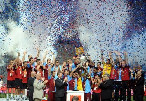 Futbolda İstanbuldaki 5. TFF Süper Kupa mücadelesinde Ziraat Türkiye kupası sahibi Trabzonspor, Turkcell Süper Lig Şampiyonu Bursasporu 3-0 yenerek, kupayı ilk kez müzesine götürmüştü.