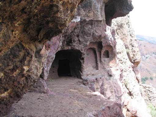 Bingöl Kuşburnu Köyünde Taş Devrinden kalma mağaralar