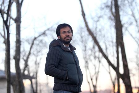 <p><strong>Hangi türküler ruhunuzun yoldaşıdır?</strong>
<p>Hüzünlü türküler. Hüzünü de biraz seviyorum galiba. Çok hareketli, eller havaya türkülerini pek bilmem.
<p><strong>Ağlar mısınız?</strong>
<p>Ben de insanım canım, ağlamaz mıyım? Ben ağlamam diyen var mı? En son İbrahim Tatlıses abinin haberini duyunca ne yalan söyleyeyim bayağı bir hüzünlendim.
<p><strong>Ne hissettiniz İbrahim Tatlıses vurulduğunda?</strong>
<p>"Ah İbrahim abi" dedim." Sadece şarkılarını ve türkülerini söyleyen garip bir türkücü olarak kalsaydın! Fakire fukaraya yardım etmek için konser veren birisi olsaydın. Bu düzen seni oraya buraya bu kadar çok su taşıyan bir insan yapmasaydı?' diye düşündüm. Üzüldüm tabii k, çok üzüldüm. Yanına gidip bunları ona da söylemek istedim.
<p><strong>Müzikte Neşet Ertaş, oyunculukta Şener Şen ile özdeşleştiriyorlar sizi. Ne hissettiriyor bu?</strong>
<p>Valla bana bir şey hissettirmiyor, ben işimi yapıyorum, kim ne yorum yaparsa yapıyor. Öyle benimle ilgili bir şey söyleyen herkese cevap vermek gibi bir alışkanlığım yok. Benim fikrim, herkesin kendi kendine dair özellikler taşıdığı ve herkesin başka bir değer olduğu. Birine benzemek gibi bir derdim yok. İnsanın kendisi olabilmesi lazım. Ben de kendim olmaya ve kendi zenginliğimi sunmaya çalışıyorum.
<p>
<p>
<p><img src="http://medya.zaman.com.tr/2011/03/26/olgun-simsek02.jpg" alt="" />
<p>
<h3>Türkiye tiyatro hâlâ eski yöntemlerle yapılıyor, samimi bulmuyorum</h3>
<p><strong>Tülin Özen'in Beyaz Gelincik dizisinde belalısı, Kapalıçarşı'da aşkıydınız. Üçüncü dizi de herhalde karı-koca rolünü oynayacak mısınız?</strong> <em>(Gülüşmeler)</em>
<p>Kapalıçarşı'da karı-koca da olduk zaten. Tülin'le öyle bir tesadüf yaşandı. Tülin'le oynamak çok keyifli, oyun oynamak dışında günlük hayatta da görüştüğüm bir insan. Aklına inanıp güvendiğim ve samimi bulduğum bir arkadaşım Bakalım, belli olmaz, daha neler olacak?
<p><strong>Bir tiyatro oyununda oynadınız. Sahne kapandı mı sizin için?</strong>
<p>Otogargara'dan sonra tiyatro yapmadım. Türkiye'de tiyatronunun hala eski yöntemlerle yapıldığını düşünüyorum. Samimi bulmuyorum. Bugün bunu gerçekleştiren çok az tiyatro topluluğu var. Belki bir gün onlarla çalışırım.
<p><strong>93'ten bu yana 18 yıl geçti aradan. Olgun Şimşek, oyunculukta olgunluğa ulaşmış mıdır? </strong>
<p><em>(Gülüşmeler) </em>Valla onun cevabını benim vermem doğru olmaz. Ben bir yola girdim, o yolda ilerliyorum. Yolda giderken sağdan soldan ne diyorlar diye dönüp bakmayı da çok tercih etmedim. Çünkü inandığım doğrultuda ilerlemeye çalışıyorum. Bunun içinde başarı da var, hata yapmak da var. Hayat böyle zaten. Nefes almak için bile nefes vermeniz gerekiyor. O yüzden ne kadar başarılıyım, oyunculuğumu aşmış mıyım bunu bilmiyorum.
<p><strong>Kendinizi nasıl bir oyuncu olarak kabul edersiniz? Her rolü kabul etmediğiniz için size butik bir oyuncu diyebilir miyiz?</strong>
<p>Bu söylediğiniz bana çok yabancı değil. Böyle tanımlanabilir yani. İşime bakışım da böyle. Kendi halinde, az olsun... Bir sürü rol oynayayım diye bir telaşım yok. Pazarlarda köyden eciş bücüş ürünler getirip satan köylü kadınlar vardır. Sabah ilk onlar satılır, daha parlak ve şekli şemali yerinde olan ürünler sonraya kalır. Ben o pazardaki köylü kadınlardan olmayı tercih ediyorum. Hormonsuz ve az olmak, tadı damağında kalan bir ürün olmak... Bu da kolay değil, sabır istiyor. Oyunculuk ego işi, bunu dizginlemek çok kolay bir şey değil. Her şeyi yapmak isteyebiliyor insan. Ben yapmak istemeyenlerden birisiyim.
<p><strong>Sizi tutan ne?</strong>
<p>Kişiliğiniz belirliyor bunu. Bu yöntemi kendi kendinize geliştiriyorsunuz. Dolayısıyla kendiliğinden oluyor bu. Siz durdurmuyorsunuz, kişiliğiniz durduruyor. Nasıl bir insansanız, öyle bakıyorsunuz. Açgözlü bir insansanız, hem dizide oynayayım, hem türkü söyleyeyim, hem sinema yapayım dersiniz. Açgözlü değilim, daha az ve etkili olan biri olmayı tercih ediyorum.
<p><strong>Bir oyuncuyu büyüten şey de bu kanaatkarlık sanırım? </strong>
<p>Bunu ben söylersem ukalalık olur. Bu benim planlanmış bir davranış değil. Ama içimden geldiği gibi davranan birisiyim.
<p>
<p>
<p><img src="http://medya.zaman.com.tr/2011/03/26/olgun-simsek03.jpg" alt="" />
<p>
<h3>Kendime şaşırmak en büyük keyfim</h3>
<p><strong>Kendinizi yirmi otuz yıl sonra nerede görüyorsunuz?</strong>
<p>Valla ayakları yere basan, sağlıklı, yürüyebilen, doğaya çıkabilen bir insan olmayı hayal ediyorum. Özel bir beklentim yok. Planlarında çok işe yaradığını düşünmüyorum. Japonların da kimbilir ne planları vardı. Bir şey oluyor ve daha büyük bir plan devreye giriyor, bütün planlar alt üst oluyor. Büyük hayal kırıklığı yaşamamak için planlar yapmıyorum. Sürprizlere açığım. Her şeyi bilmekten daha çok şaşırmayı seviyorum, şaşırmak istiyorum. Kendi kendime de şaşırmak en büyük keyiflerimden bir tanesi.
<p> </p>