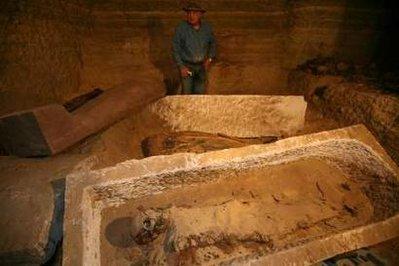 2600 yıllık mumya bugün basına poz verdi! Mısır'ın baş arkeoloğu Zahi Hawass Firavun döneminden kalma, kireç taşı bir lahit içinde bulunan hiç bozulmamış bir mumyayı tanıttı. İşte ilginç fotoğraflar...