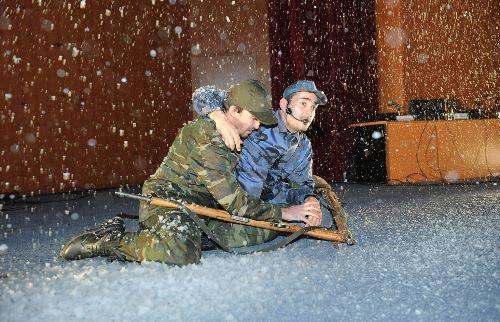 Üsküdarlılar, 90 bin Türk askerinin şehit olduğu Sarıkamış olayında yaşan acıları ve Mehmetçiğin çektiği sıkıntıları yüreklerinde hissetti. Üsküdar Belediyesi'nin düzenlediği programda,Sarıkamış'ın acısını anlatan "Son Mehmetçikler" ve "Son iki Şehit" adlı oyunlar klimalarla sıfırın altına indirilen salonda ve yapay kar altında canlandırıldı.