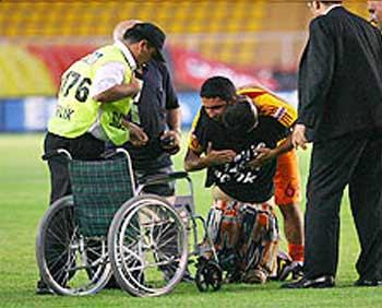 Ali Sami Yen'de tam bir güvenlik rezaleti yaşandı. Star'da yer alan habere göre, güvenlik görevlileri özrülü birini dövdü. Olaya Arda müdahale etti.
