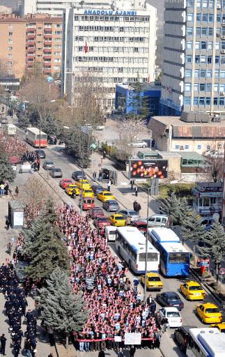 Helikopter kazası sonucu hayatını kaybeden BPP lideri Muhsin Yazıcıoğlu'nu milyonlar uğurladı. Devletin tam kadro olduğu törende izdiham vardı.