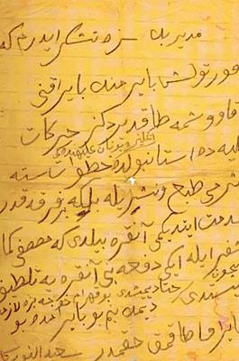 <b>Bayrak benim hakkım:</b> Said Nursi, Afyon'da hapishanedeyken cezaevi müdürü bir Cumhuriyet Bayramı'nda tahrik için koğuşuna bayrak astırır. Bediüzzaman'ın buna tepkisi ise müdürün hiç ummadığı şekilde olur: "Müdür Bey size teşekkür ederim ki, Kurtuluş Bayramı'nın bayrağını benim koğuşuma astırdınız. Hareket-i Milliye'de, İstanbul'da İngiliz ve Yunan aleyhindeki Hutuvat-ı Sitte eserimi tab ve neşri ile belki bir fırka kadar hizmet ettiğimi Ankara bildi ki, Mustafa Kemal şifre ile iki defa Ankara'ya taltif için istedi. Hatta demişti: Bu Kahraman Hoca bize lazımdır. Demek benim bu bayramda bu bayrağı takmak hakkımdır." Resimde Said Nursi'nin el yazısı görülüyor.