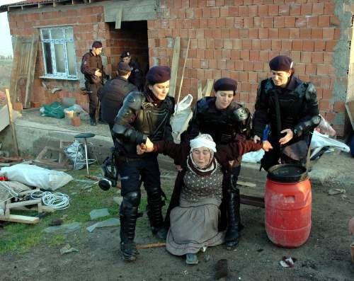 Sultanbeyli'de yaklaşık 50 gecekonduyu yıkmak için gelen yıkım ekipleri ile gecekondu sahipleri arasında kavga çıktı. Yıkım sırasında objektiflere yansıyan kareler insanın kanını dondurdu: