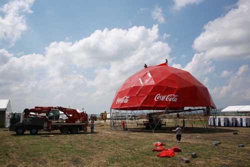 Coca-Cola tarafından Pozitif Productions organizasyonuyla gerçekleştirilen ''Rock'n Coke Festivali'', ana sahnedeki Türkçe rock müzik grubu Çilekeş'in konseriyle başladı.