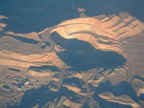 Şili'de bulunan Chuquicamata bakır madeni ise 800 metre derinliğinde.