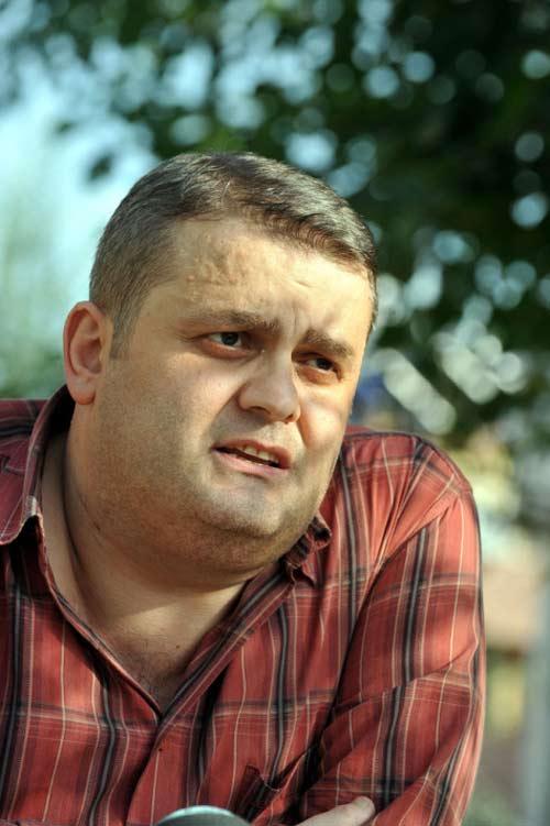 <B>-VÜCUDUNDA 6 BÖBREK TAŞIYOR-</B>
<BR>
Rize'nin İkizdere ilçesinde yaşayan 34 yaşındaki Yunus Ekşi ise vücudunda 6 böbrekle yaşıyor. Ekşi, vücudunda kendisinin dışında annesinin, babasının ve ölümlerinin ardından organları bağışlanan 19 ve 25 yaşlarındaki iki gencin böbreklerini taşıyor.
<BR><BR>
Küçük yaşta çekmeye başladığı böbrek ağrısı üniversite yıllarında tekrarlayan Ekşi'nin organ nakliyle tanışması 1994 yılında ''nefrit'' teşhisi konulmasıyla başladı. Böbrekleri 1998 yılında iflas edince, annesi böbreğini oğluna bağışladı. Annesinin böbreği nakledilen Ekşi'nin kendi böbrekleri de vücudunda bırakıldı.