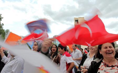 Seçim sonuçlarının açıklanmasıyla beraber dünya ajansları ilk sonuçları flaş geçti. Ajanslar Ak Parti'nin 3. defa tek başına iktidara gelmek üzere olduğuna dikkat çekti.